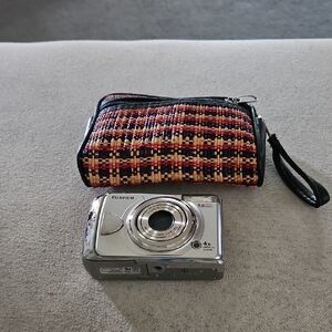 Fujifilm FinePix A920 Silver Compact Digital Camera with Woven Multicolor Case